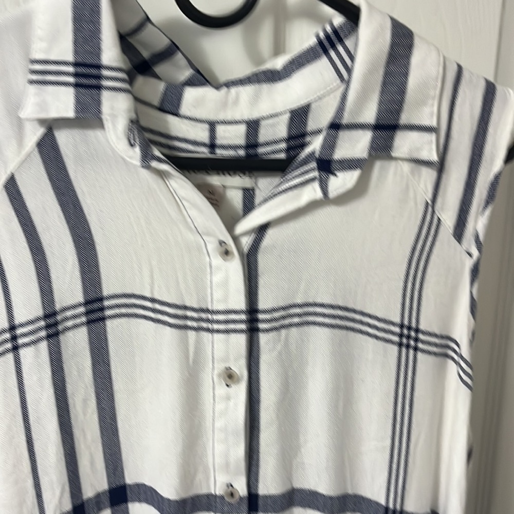COPY - Sleeveless button up blouse - Picture 2 of 5
